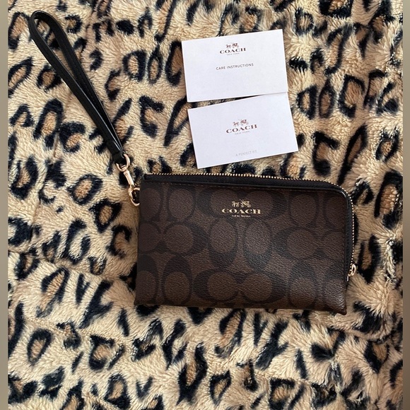 Coach - Picture 2 of 4